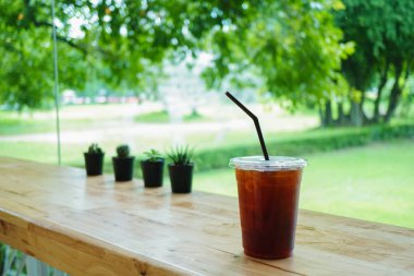 Ice Americano 'yu kafenin arka planında kapat..