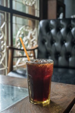 Ice Americano 'yu kafenin arka planında kapat..