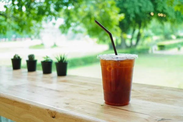 Ice Americano 'yu kafenin arka planında kapat..
