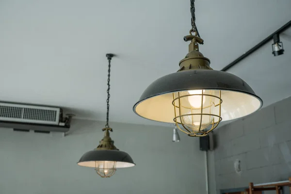 Kahve dükkanının arka planında ampul var. yenilik ve fikir kavramı.