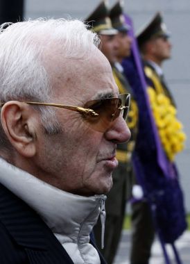 Charles Aznavour Ermenistan üzerinde 100 kuruluşunun yüzüncü yılını kutlayan Ermeni Soykırımı
