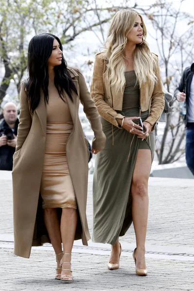 Kim Kardashian, esquerda e irmã Khloe Kardashian caminham no Victory Park enquanto filmam em Yerevan, Armênia . Fotos De Bancos De Imagens Sem Royalties