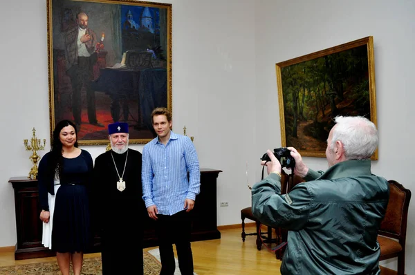 Charles Aznavour tira uma foto de seus familiares e Catholicos de todos os armênios Sua Santidade Garegin II Fotos De Bancos De Imagens