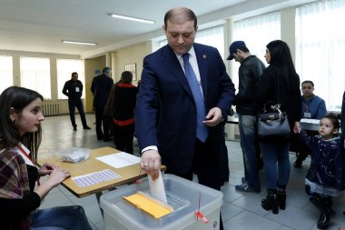 Belediye Başkanı Erivan Taron Markaryan, Ermenistan Parlamento seçimleri oy sayısı 2 orantılı listedeki Ermenistan Cumhuriyetçi parti listelenen.