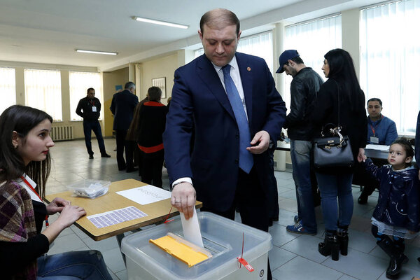 Мэр Еревана Тарон Маргарян, который занял второе место в пропорциональном списке РПА, проголосовал на парламентских выборах в Армении
.