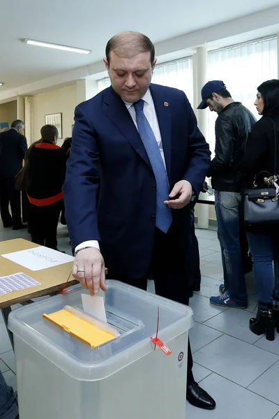 O prefeito de Erevan Taron Margaryan, listado no número 2 na lista proporcional do Partido Republicano da Armênia, votou nas eleições parlamentares armênias. . Fotos De Bancos De Imagens