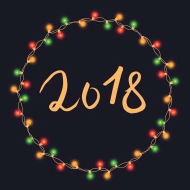 Noel ağacı dize garland koyu arka plan üzerinde izole daire şekli ve metin alanı içinde. Gerçekçi Noel, yeni yıl partisi süslemeleri ile şeffaflık. Ampul dekor. Işıklar kenarlık