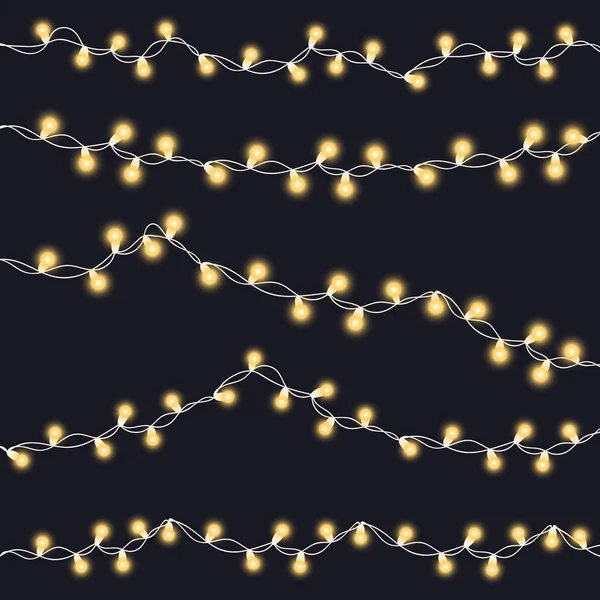 Guirnalda de cadena de árbol de Navidad en forma de círculo y espacio de texto aislado sobre fondo oscuro. Navidad realista, decoraciones de fiesta de Año Nuevo con transparencia. Decoración de la bombilla. Frontera de luces — Vector de stock