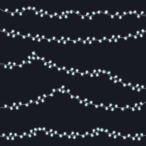 Ghirlanda di stringa di albero di Natale a forma di cerchio e spazio di testo isolato su sfondo scuro. Natale realistico, addobbi per feste di Capodanno con trasparenza. Arredo lampadina. Frontiera luci — Vettoriale Stock