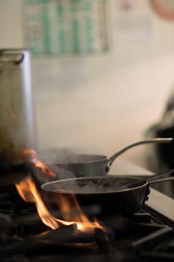 Gaz yakıcı alev üzerinde tava