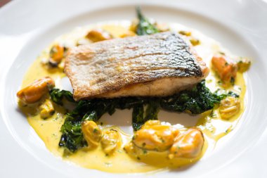 Ispanak ve sarı midye sos pişmiş balık fileto