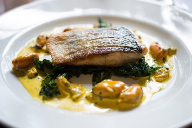 Balık fileto ıspanak yaprakları ve sarı midye sos