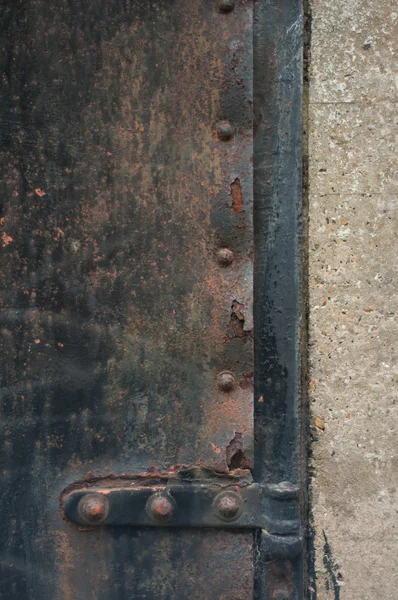 Dobradiça e Stile de uma velha porta de ferro enferrujado — Fotografia de Stock
