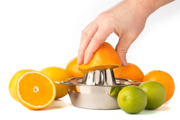 Hand extraheren van een sinaasappel in Juicer met hele citrusvruchten — Stockfoto
