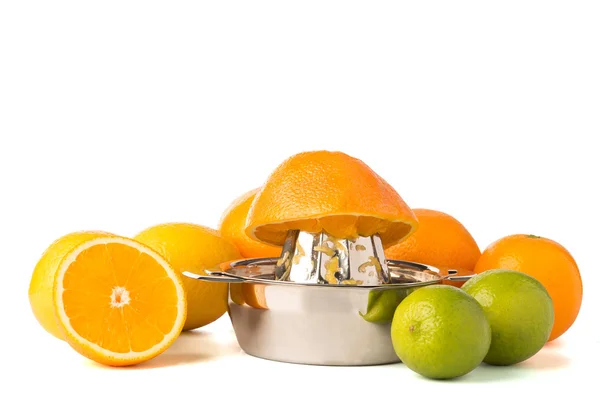 Oranje helft op stalen Juicer met hele citrusvruchten — Stockfoto