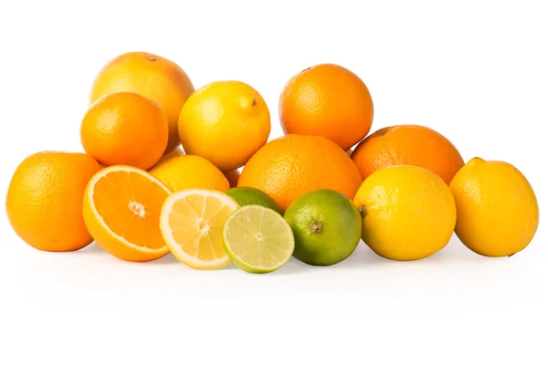 Släppandet av en samling av citrusfrukter och skivor — Stockfoto