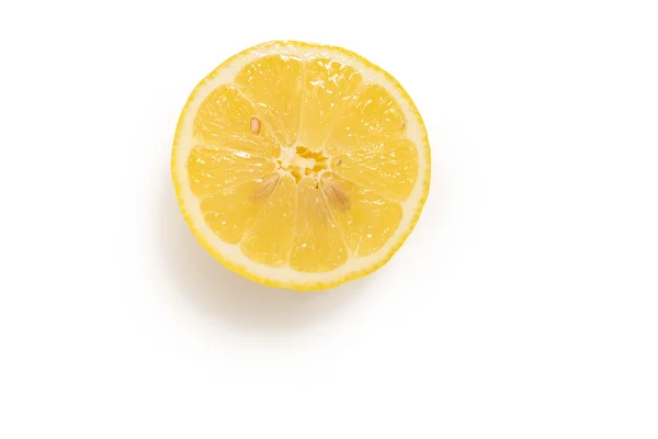 Släppandet av en citron skiva med frön — Stockfoto