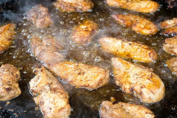 Cortes de carne cocida en aceite caliente en sartén — Foto de Stock
