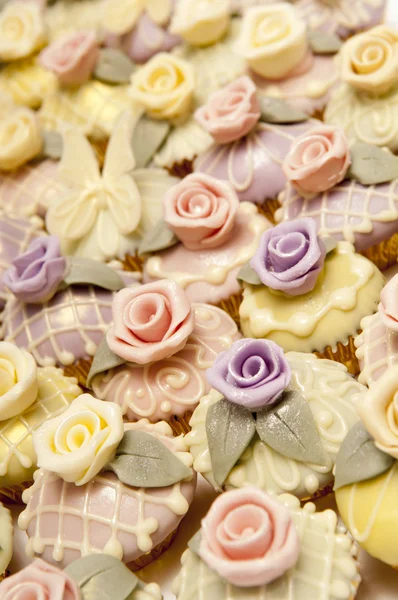 Cupcakes con tapa de caramelo de flor — Foto de Stock