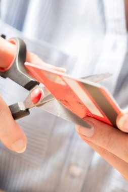 Kredi kartı makasla kesme eller