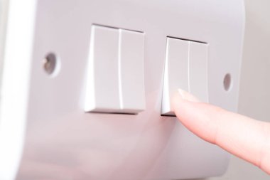 4 çete anahtarı tabağa parmak hafif basarak geçiş