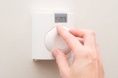 Duvara monte termostat üzerinde arama dönüm el 