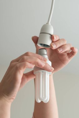 Eller veya uygun enerji koruyucu ampul kopya alanı Kaldır