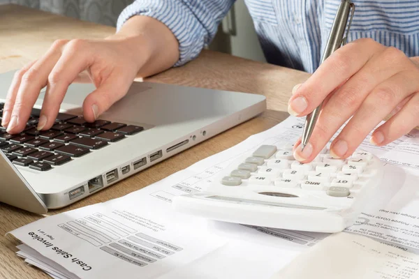 Handen met behulp van de Calculator en Laptop voor Accounts — Stockfoto