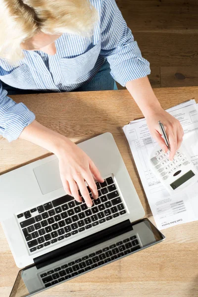 Blonde vrouw op Bureau voltooiing van Accounts met Computer- en Regelsvoororganizatie — Stockfoto