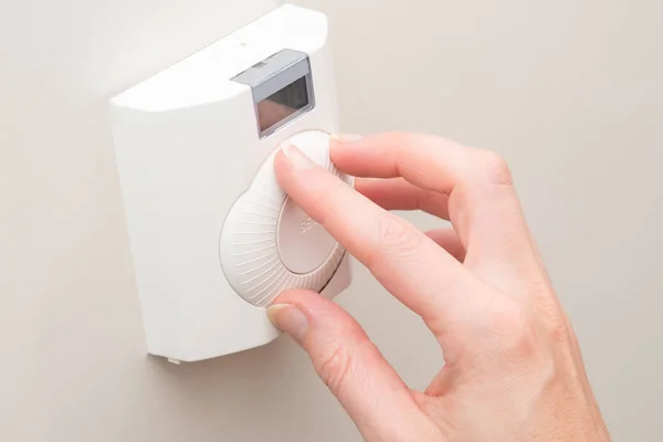 El oda sıcaklığında duvara monte termostat ile ayarlama 