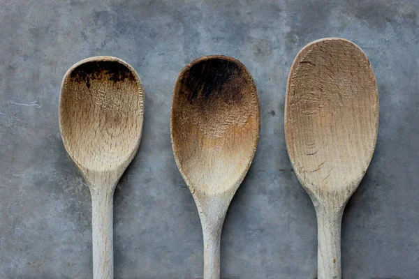 Tres cucharas de madera de diferentes tamaños — Foto de Stock