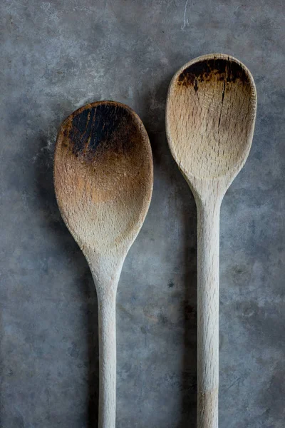 Par de cucharas de madera usadas — Foto de Stock