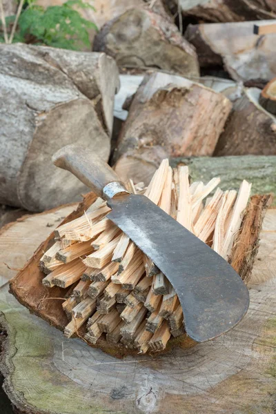 Billhook Cuchillo en una pila de leña — Foto de Stock