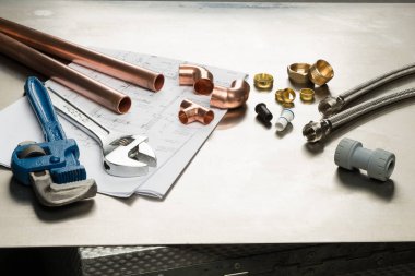 Tesisatçılar araçları ve sıhhi tesisat malzemeleri