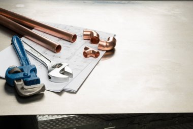 Tesisatçılar araçları ve sıhhi tesisat malzemeleri afiş kopya alanı ile