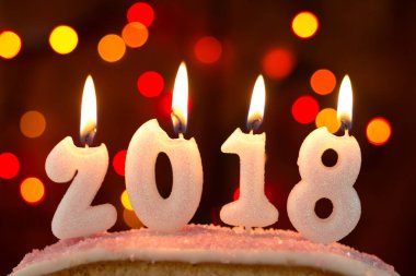 2018 mumlar bir pasta üstüne yazma