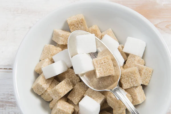 Asma üzerinde sarı domates