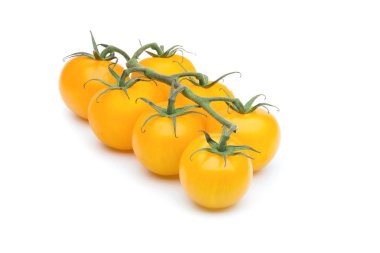 Su damlacıkları ve gölge ile beyaz bir arka plan üzerinde çekilen asma yedi sarı domates