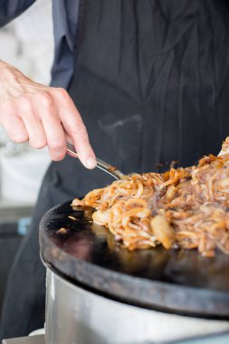 Doğranmış soğan sıcak ızgara üzerinde pişiriliyor