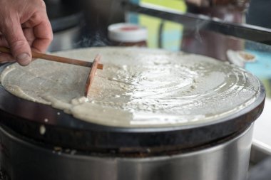 Ahşap Mala ile Tavada Krep Hamuru Yayma