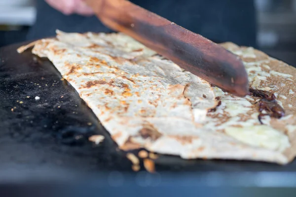 Crepe Frigideira Quente Dobrado Usando Raspador Madeira — Fotografia de Stock