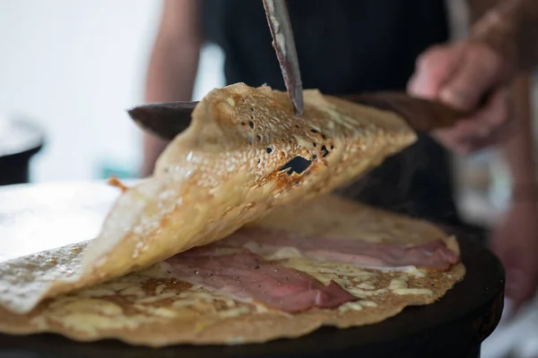 Binnenkant van een spek en kaas crêpe — Stockfoto