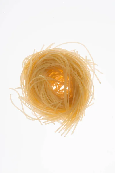 Engelshaar Pasta Von Oben Auf Weißem Hintergrund Mit Hintergrundbeleuchtung — Stockfoto