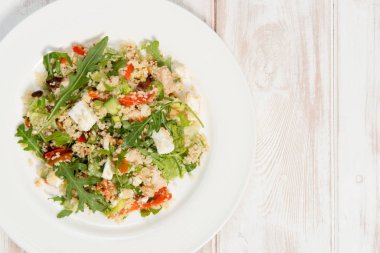 Kuskus salatası ahşap tablo