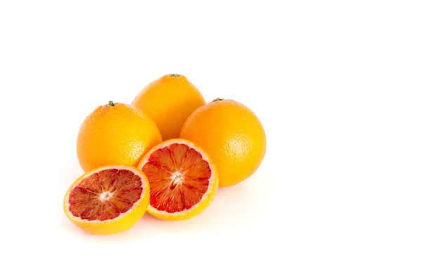 Fyra apelsiner på vit — Stockfoto