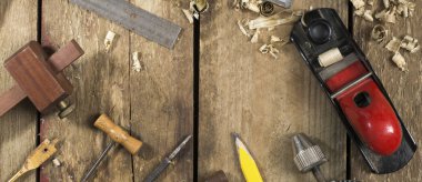 Eski ahşap araçları web sitesi afiş formatında vuruldu. Araçlar bir bradle, yumruk, ölçer, cetvel, matkap ve matkap bit bir burgu ve ahşap düzlem içerir