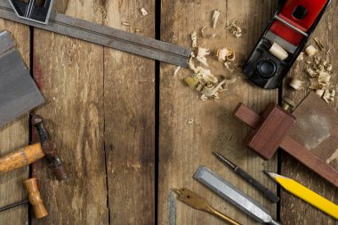 Eski ahşap işleme aletleri. Araçlar bir bradle, yumruk, testere, çekiç, ölçer, cetvel, matkap ve matkap bit bir burgu, keski, kalem ve ahşap düzlem içerir