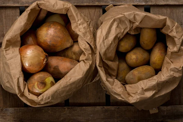 Tahta Bir Sandık Üstüne Içinde Taze Soğan Patates Ile Iki — Stok fotoğraf
