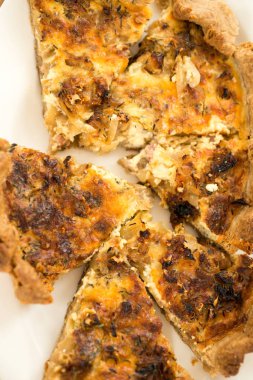 Beyaz bir servis tabağıüzerinde pizza dilimleri nin yükü