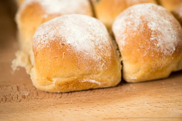 Ein Bündel Frisch Gebackener Semmeln Auf Einer Holzoberfläche — Stockfoto